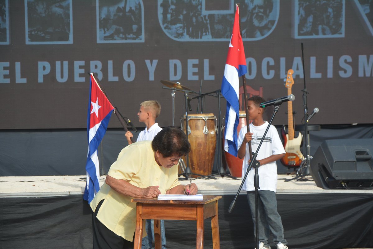 Ella firmó 🖊️entre los primeros. No lo dudó quien vio caer muerta a su madre por la invasión imperialista hace 65 años en Ciénaga de Zapata. Yo creo que por la Patria, Nemesia daría más que su firma. ♥️🇨🇺
#MatancerosEnVictoria