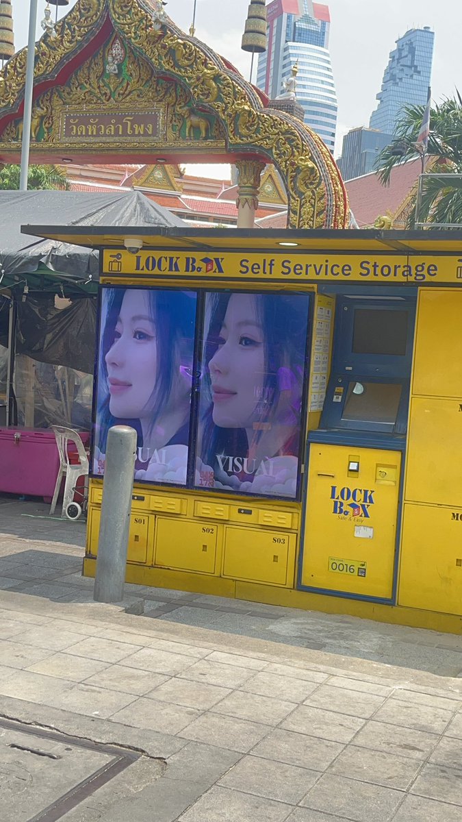 PATTAMA1201's tweet image. ใครที่จะไปคาเฟ่แถวสามย่านก็สามารถแวะเก็บโปรเจค LOCKBOX ได้ตรงทางออกเลี้ยวขวาไปก็จะเจอเลย

#ProjectForASA
#ASA20th_PinkBunnyHouse2026 #ASA #ENAMIASA 
@YGBABYMONSTER_