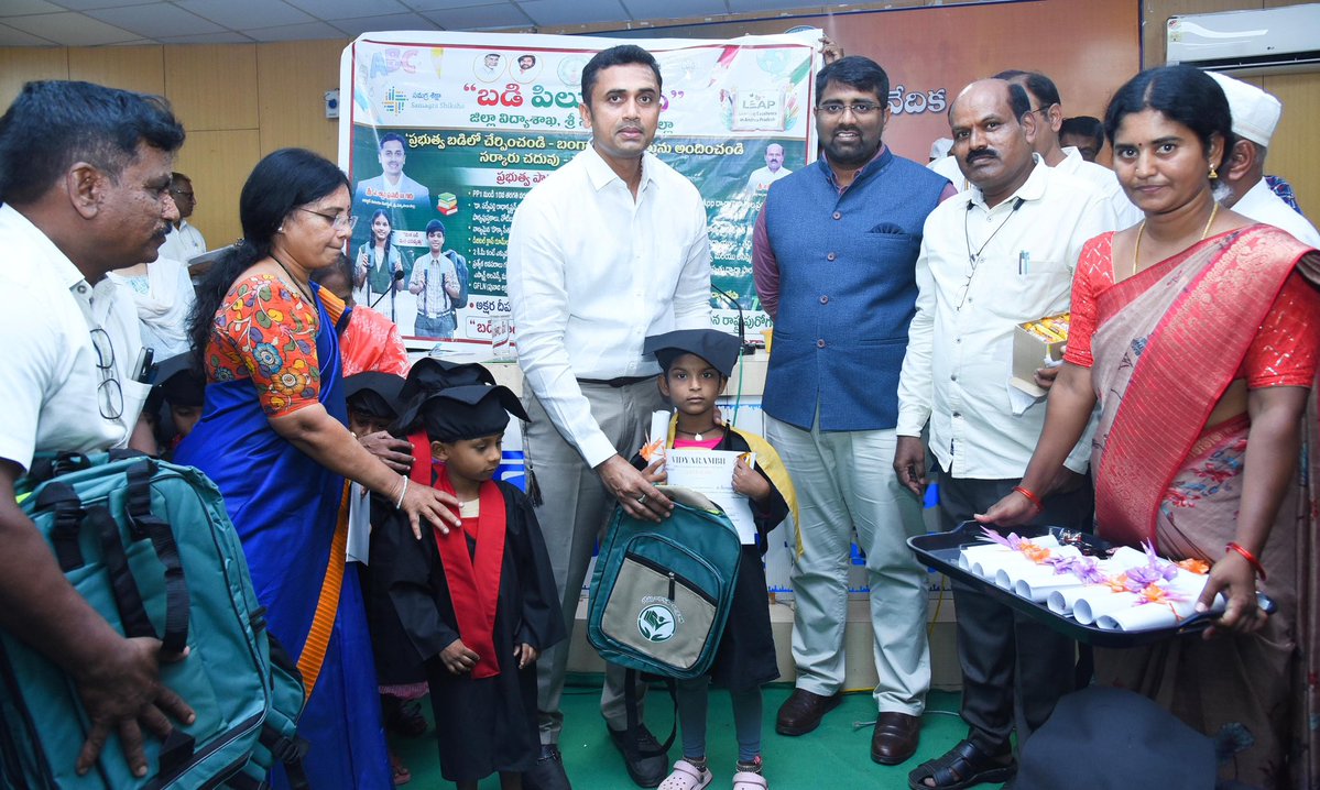 DiproSssd's tweet image. పుట్టపర్తి కలెక్టరేట్‌లో అంగన్‌వాడీ చిన్నారుల స్నాతకోత్సవం ఘనంగా నిర్వహణ 🎓
3–6 ఏళ్ల చిన్నారులకు సర్టిఫికేట్లు, స్కూల్ బ్యాగులు అందజేసిన కలెక్టర్. అంగన్‌వాడీ కేంద్రాలు పిల్లల భవిష్యత్తుకు బలమైన పునాది అని పేర్కొన్నారు.

#Puttaparthi #Anganwadi #GraduationDay #ChildDevelopment