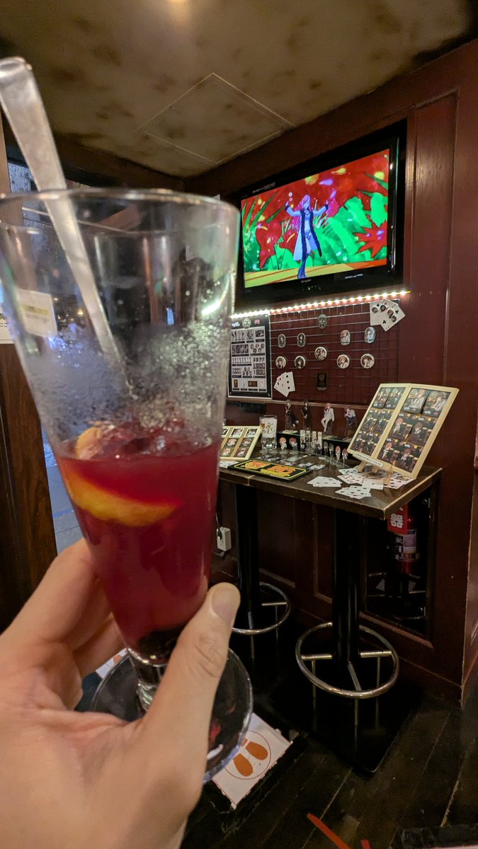 freedomyuki's tweet image. #シャニマス
#HUB
#シャニハブ アキバ
に、昨日は行って参りm@sしたっ

ライブ会場に似た、常にシャニマス音楽MVがかかり、好き好きな人と空気に満ちた楽しい空間でありました

つい買いすぎてしまったナウプレキーホルダーとソロ曲PVパシャリも添えて

ライブ前にしっかりとこっちは仕上がってますー