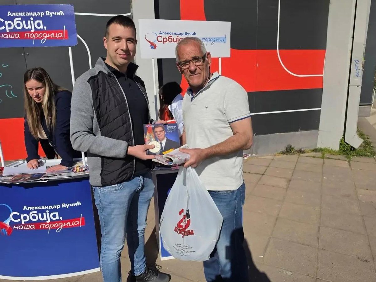 Hej <a href="/studentblokade/">Studenti_u_blokadi</a> , vozi vas Jaćimović kao mlade 🐒! 
Dok vi pumpate njegov tekući račun, on sa osmehom potpisuje podršku jedinoj ispravnoj opciji. 💪🇷🇸
P.S. Upisao i sina na štandu, a samo da ste kupili još jedan autobus ovo se ne bi desilo! 😉