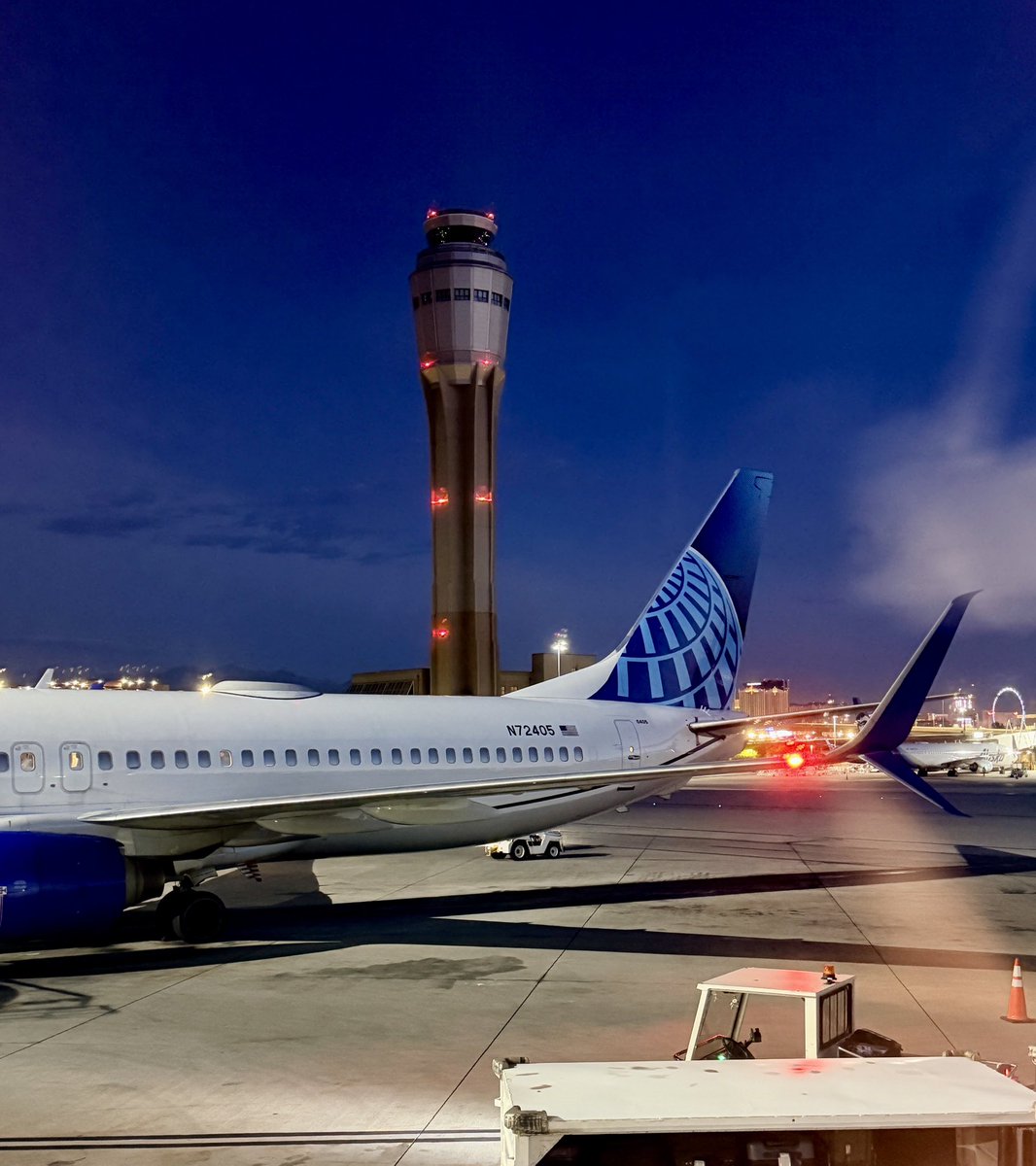 Airsquad9's tweet image. You know you’re a true #avgeek when you notice the plane next to you is a true 737-900 and not an /ER. N72405, ordered by Continental prior to Boeing offering the ER version. Dead giveaway? The missing extra exit plug.