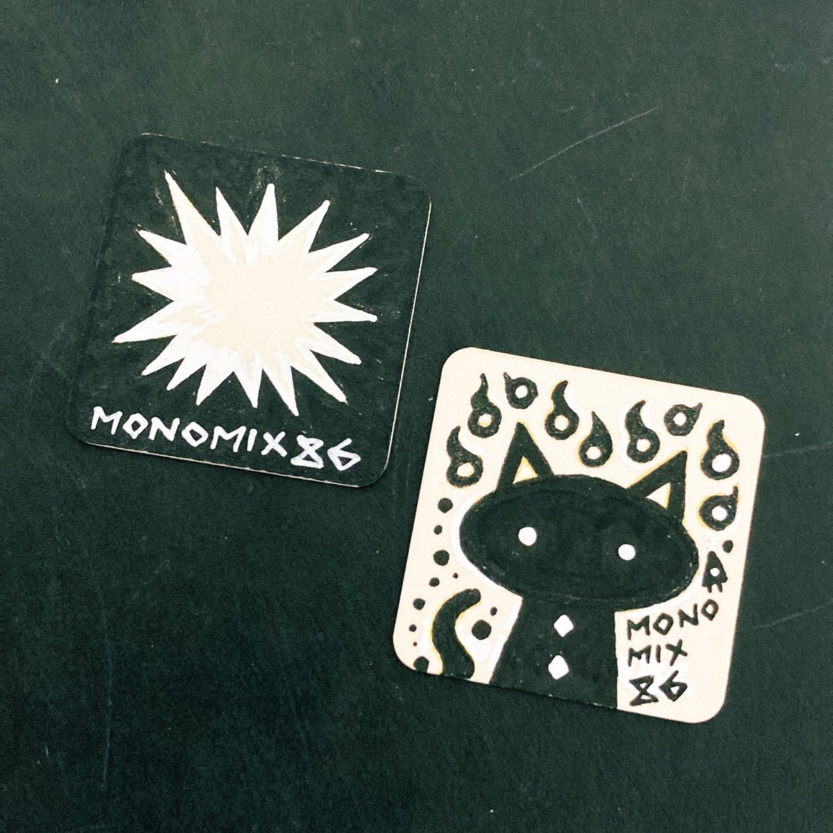 並べた時のバランスを考えて白ベースと黒ベースを交互に描いてます