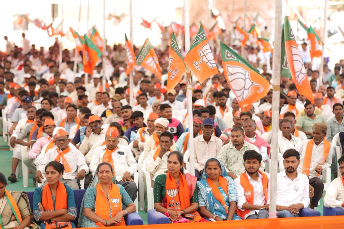 આજે નર્મદા જિલ્લાના ડેડીયાપાડા ખાતે 'વિકાસ સંકલ્પ સભા' અંતર્ગત જનમેદનીને સંબોધિત કરી તેમજ રાષ્ટ્રસેવાની વિચારધારાના કર્મઠ સૈનિકો એવા કાર્યકર્તાઓ, લોકપ્રિય ઉમેદવારો અને જનતા સાથે સંવાદ કર્યો.

​જનતા સાથેનો આ સંવાદ માત્ર ઔપચારિકતા નથી પણ લોકશાહીના પર્વને ઉજવવાનો અને પ્રજાના