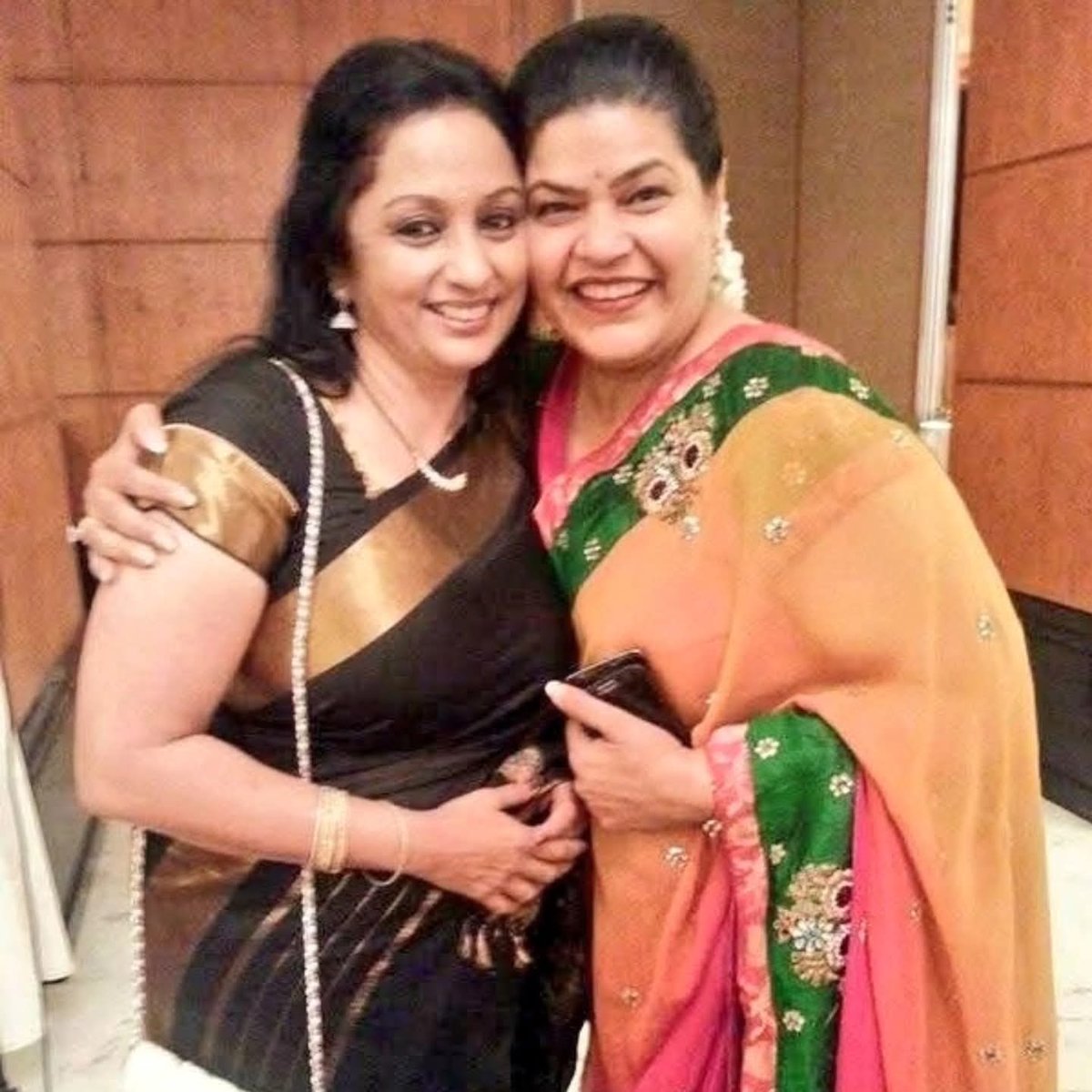 kayaldevaraj's tweet image. Actress #Autograph #Gopika and her Kids

Actress #Thirisha Mother #UmaKrishnan, and #Hansika Mother #DoctorMona

#TrishaKrishnan