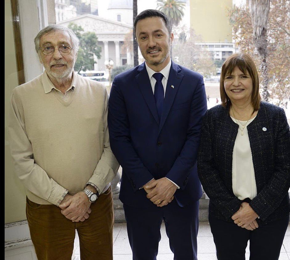 luispetri's tweet photo. Profunda tristeza por la partida del grandísimo Luis Brandoni, una personalidad intachable de nuestro país. 

Ademas de ser un artista fuera de serie, fue un hombre íntegro que toda su vida defendió la democracia y sus valores con convicción y corazón.

Su talento, trayectoria, y la firmeza con la que defendía sus ideas dejan una huella. 

Hasta siempre, Beto.