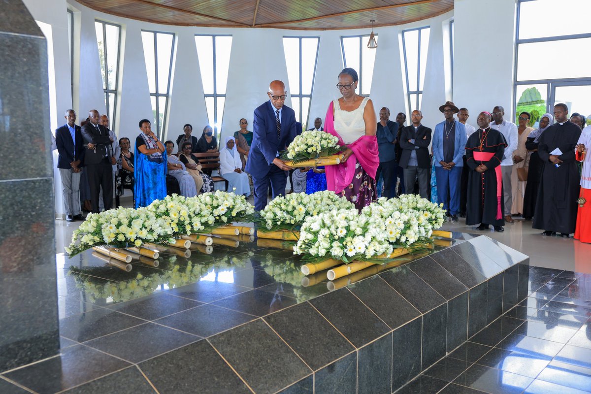 IntekoyUmuco's tweet photo. Nyuma ya Misa yo kwibuka Umwamikazi Rosalie Gicanda, umuryango we, inshuti n’abayobozi batandukanye bakomereje aho atabarije i Mwima @NyanzaDistrict, bashyira indabo ku musezero aho aruhukiye ndetse bahavugira n’isengesho. 

#Kwibuka32 https://t.co/1pBtUmcWjT