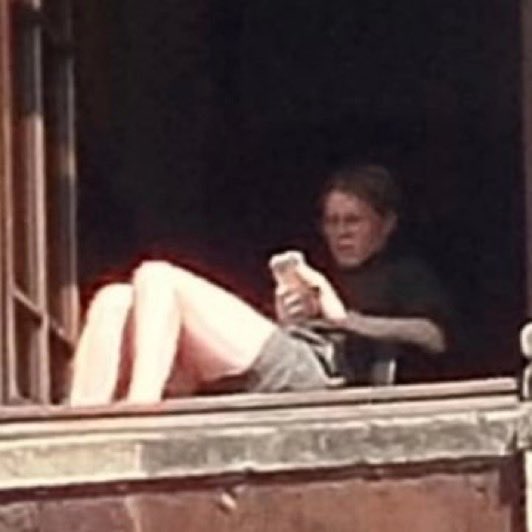 En su viaje a Barcelona, la presidenta volvió a quedar rodeada de dudas: ¿la acompañó la misma persona que fue exhibida asoleándose en Palacio Nacional… o solo el parecido es demasiado evidente?

Porque si se trata de la misma, entonces el supuesto despido anunciado por