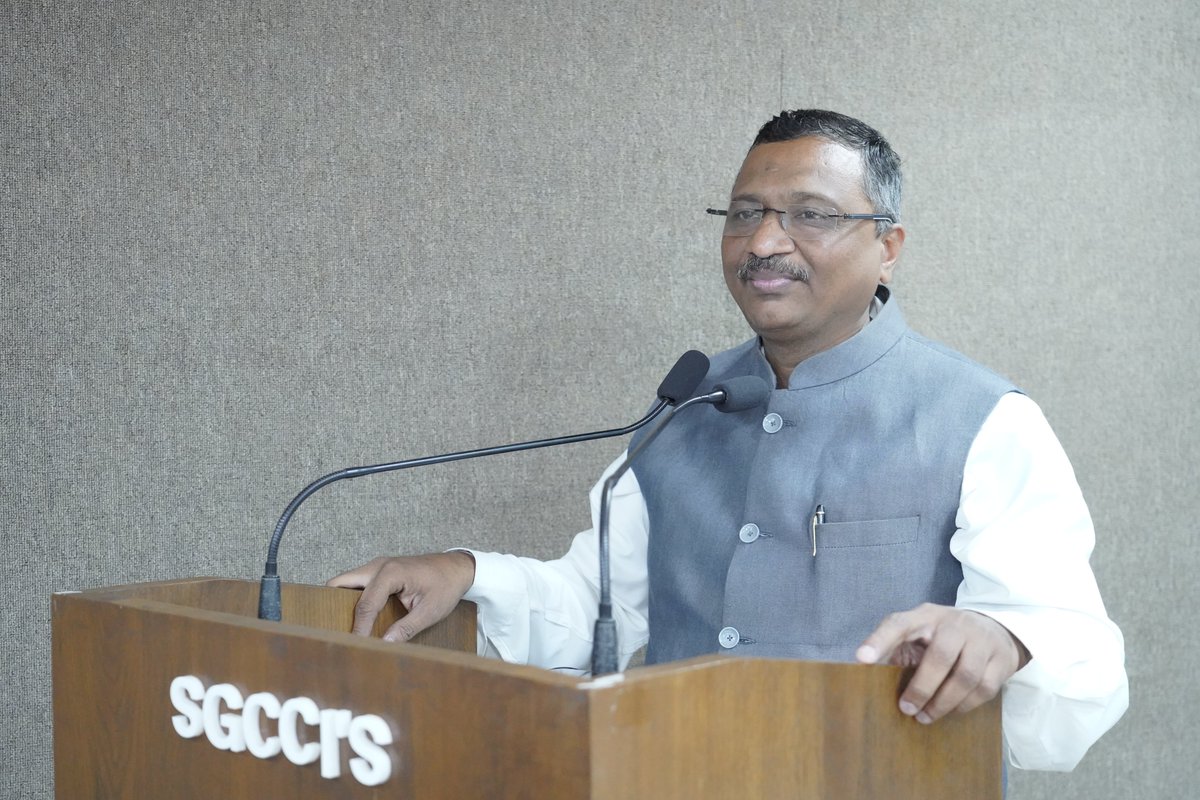 SGCCI_Surat's tweet image. SGCCI organized an awareness session on “Nutrition to Digestive Health” in Surat.

Experts Roshni Pithawala, Bhavin Bhuva &amp;amp; Naresh Chovatiya shared insights on digestive health, lifestyle &amp;amp; preventive care.

#SGCCI #HealthyLiving #NutritionMatters #DigestiveHealth