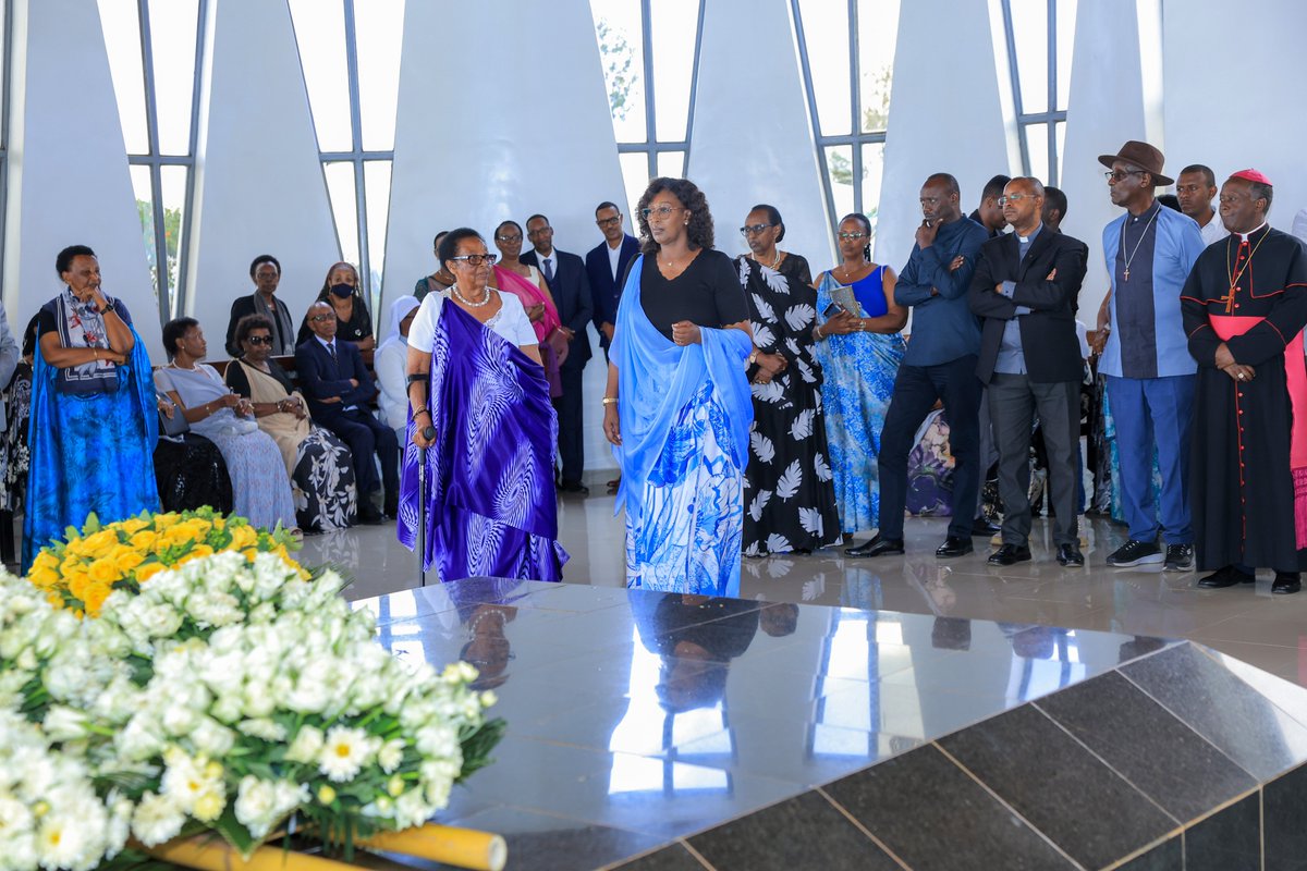IntekoyUmuco's tweet photo. Nyuma ya Misa yo kwibuka Umwamikazi Rosalie Gicanda, umuryango we, inshuti n’abayobozi batandukanye bakomereje aho atabarije i Mwima @NyanzaDistrict, bashyira indabo ku musezero aho aruhukiye ndetse bahavugira n’isengesho. 

#Kwibuka32 https://t.co/1pBtUmcWjT