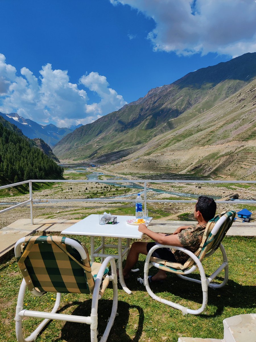 tayyab2732's tweet image. The Urge to leave this rat race behind and live a simple, slow life somewhere in Mountains

#peace
#mountains
#Naran