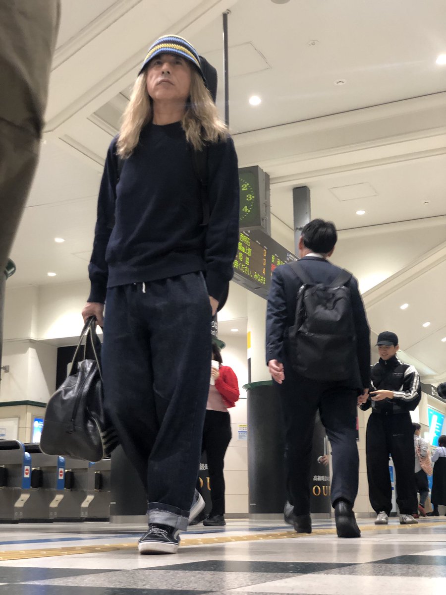 Maekenne's tweet image. 荷物はギターと、少しの期待だけ。
アンプもマイクもいらない、体ひとつでどこまで行けるか。
どんな夜になるか、今からワクワクしてる。

Bound for Tokyo. 🚌🎸

#Guitar #Street #一人旅