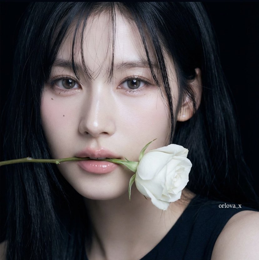 Sana with her black hair is Breathtaking😭🖤🤍