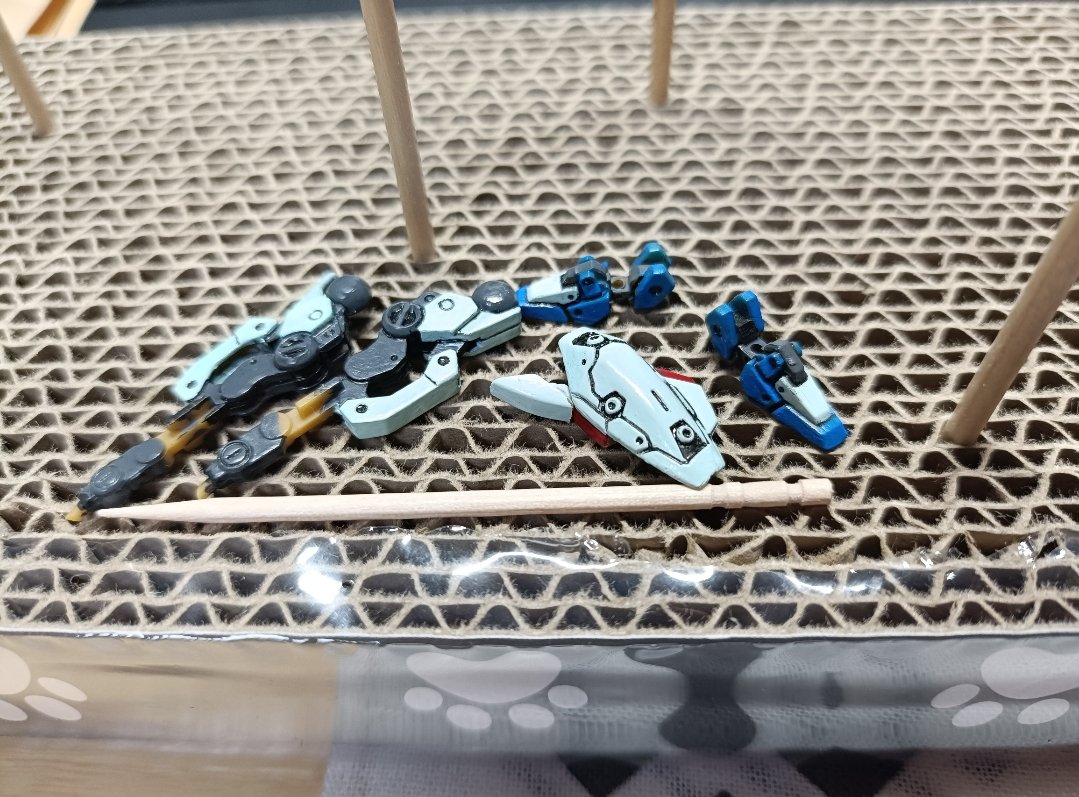 ガンダムアーティファクトを作成中
今はリガズイ
塗装は水性ホビーカラーで
塗装初挑戦
もう少し！
