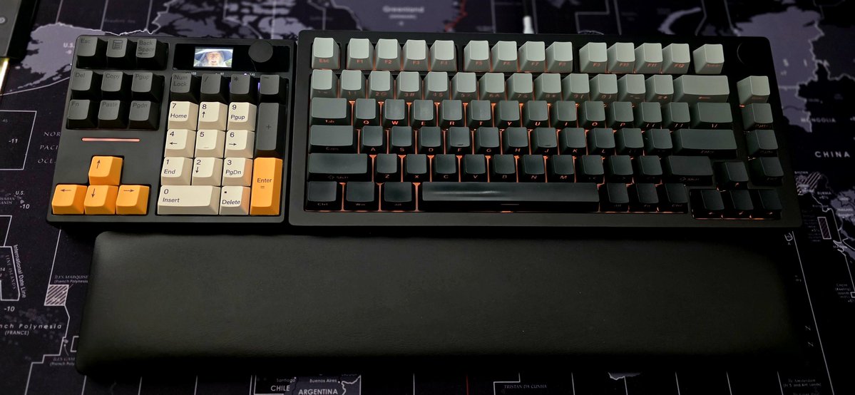 AmyTownsen65363's tweet image. While people argue over which keyboard layout is better, this was always an option.
#CustomPC