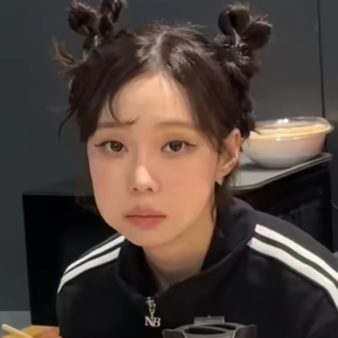 ᅠ
ᅠ
ᅠ
       ใบหน้าของมิลินเหยเกเพราะเสียงโทนแหลมปรี๊ดที่ดังเกินกว่าหูจะรับไหวยิ่งกว่าไซเรนตอนไฟไหม้ดังซะอีกร่างที่นั่งเคี้ยวข้าวตุ้ย ๆ อยู่แกล้งทำไม่รู้ไม่ชี้เพราะลำพังดูดวงเฉย ๆ ก็ไม่ได้มีรายได้ดีขนาดนั้น

    “ มิไม่ผิด มันอยู่ใกล้มือมิเองอะ ”

#เนื้อคู่ประตูบานไหน
ᅠ
ᅠ
ᅠ