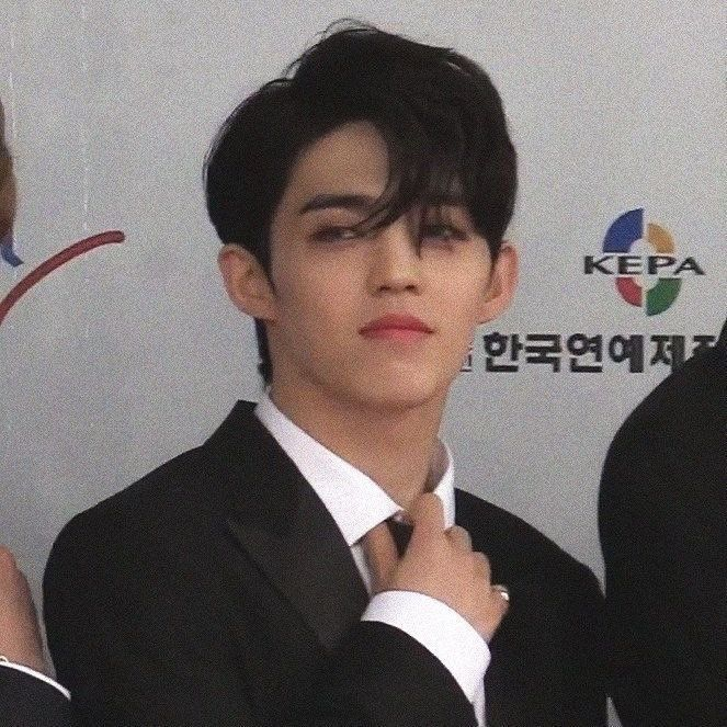 Sugar down bad for Jeonghan tweet media