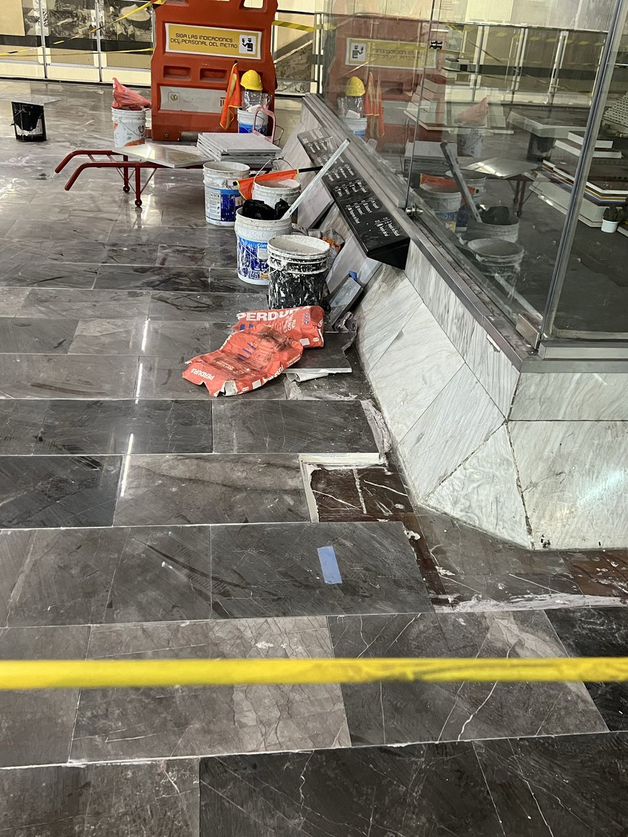 juthsha's tweet photo. #ElDatito
Que en el Metro Zócalo están “cambiando” el piso, pero poniendo la nueva loseta sobre la anterior. Esto además de ser un trabajo mal hecho, representa  UN RIESGO por el peso. Todo por hacer las cosas al 1/4 para las 12.
@AdrianRubalcava @MetroCDMX https://t.co/yE7n7m4Yma