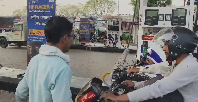 bstvlive's tweet image. कानपुर: कारगिल पेट्रोल पंप पर पेट्रोल खत्म

➡बसंत पेट्रोल पंप पर भी पेट्रोल खत्म
➡बर्रा 8 और गुजैनी में हैं दोनों पंप 
 
#Kanpur #PetrolShortage #UttarPradesh @DMKanpur