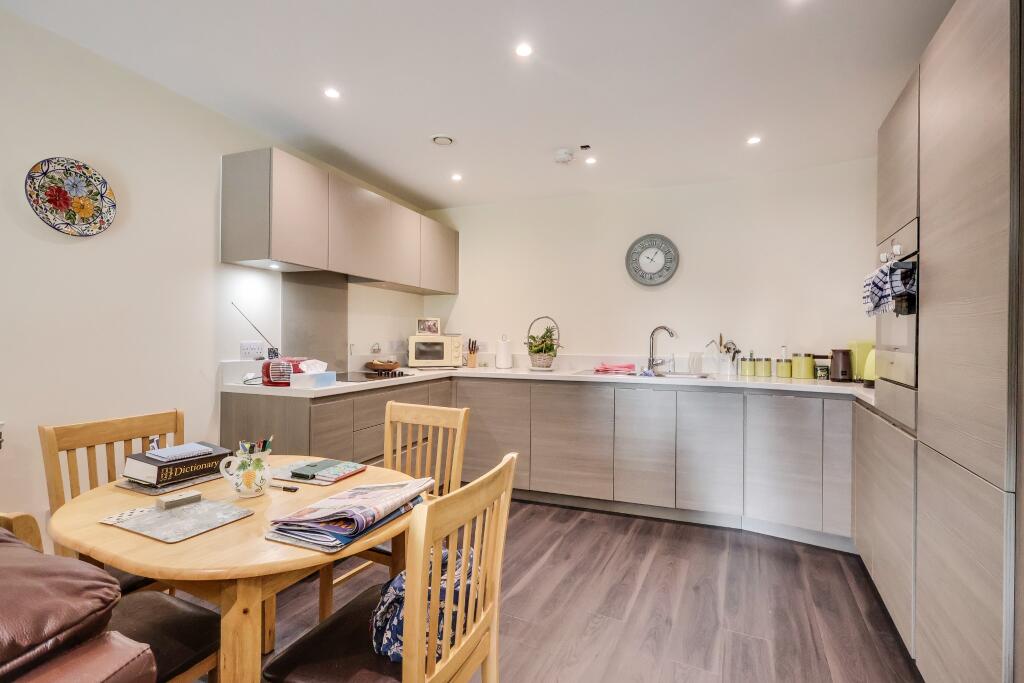 FieldPalmer's tweet image. This glamorous two bedroom 2nd floor #apartment enjoys a stunning waterside location of Centenary Quay, #Woolston, #Southampton along the river Itchen. 

🏠Info- fieldpalmer.com/properties/cen…

📲Call Field Palmer Woolston 023 8039 3255