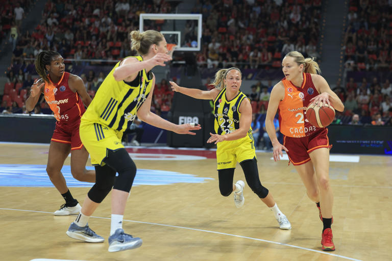 H_Deportiva's tweet photo. 🏀 BALONCESTO - Euroliga femenina 2025/26: 

El Fenerbahçe recupera el cetro 🏆 y suma su tercer título de Europa con el Casademont Zaragoza terminando 🥉 3º en su casa 

🔗https://t.co/aYmCJSivZs https://t.co/9wIf4bWUfr