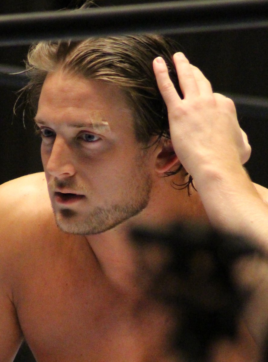 テープ貼ってた、痛そう😢
傷跡残りませんように🙏🏼😭
 #njpw #njDONTAKU