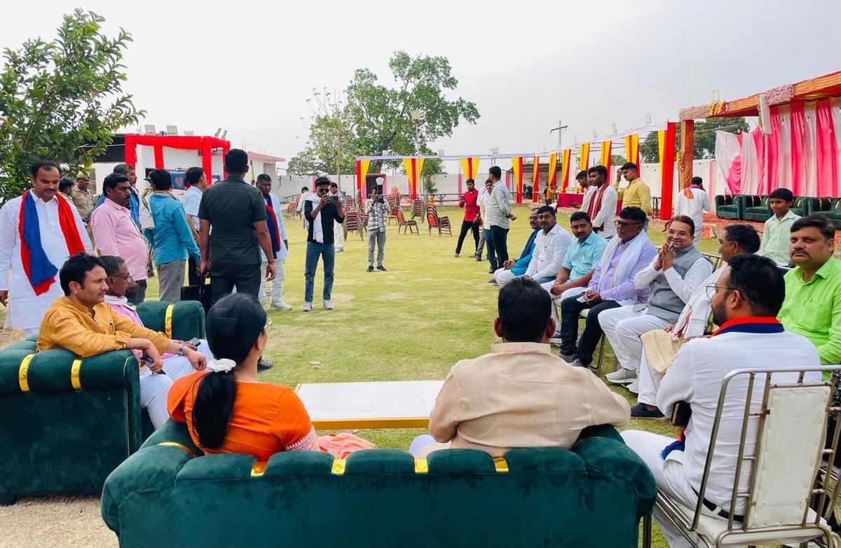 नव-दंपति के सुखमय, समृद्ध एवं मंगलमय वैवाहिक जीवन की कामना करती हूँ। साथ ही दोनों परिवारों को हार्दिक बधाई।