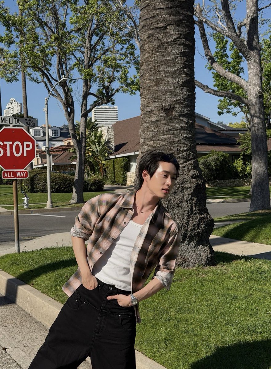 น้องเอสเซ็ทLAมาแล้วออร่ามองก็รู้ว่าดาราอ่ะㅠㅠㅠㅠㅠㅠ