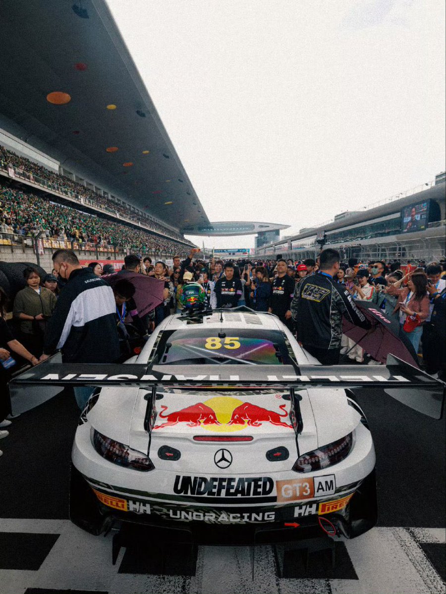 หวังอี้ป๋อก็คือหวังอี้ป๋อ ทุกสิ่งที่เค้าคิดหรือทำมันง่ายๆ simple แต่ทัชใจมากจริงๆ เพลงชาติถูกเปิดในสนามแข่งรถ ตัวคนไม่ได้ออกมาออกจากรถมายืนนอกรถ(กันค.วุ่นวาย)ก็ยังส่งหมวกกันน็อคมาวางบนหลังคารถเป็นการเคารพ แล้วไม่ให้รักความดีของหวังอี้ป๋อได้ไง

#wangyibo #หวังอี้ป๋อ