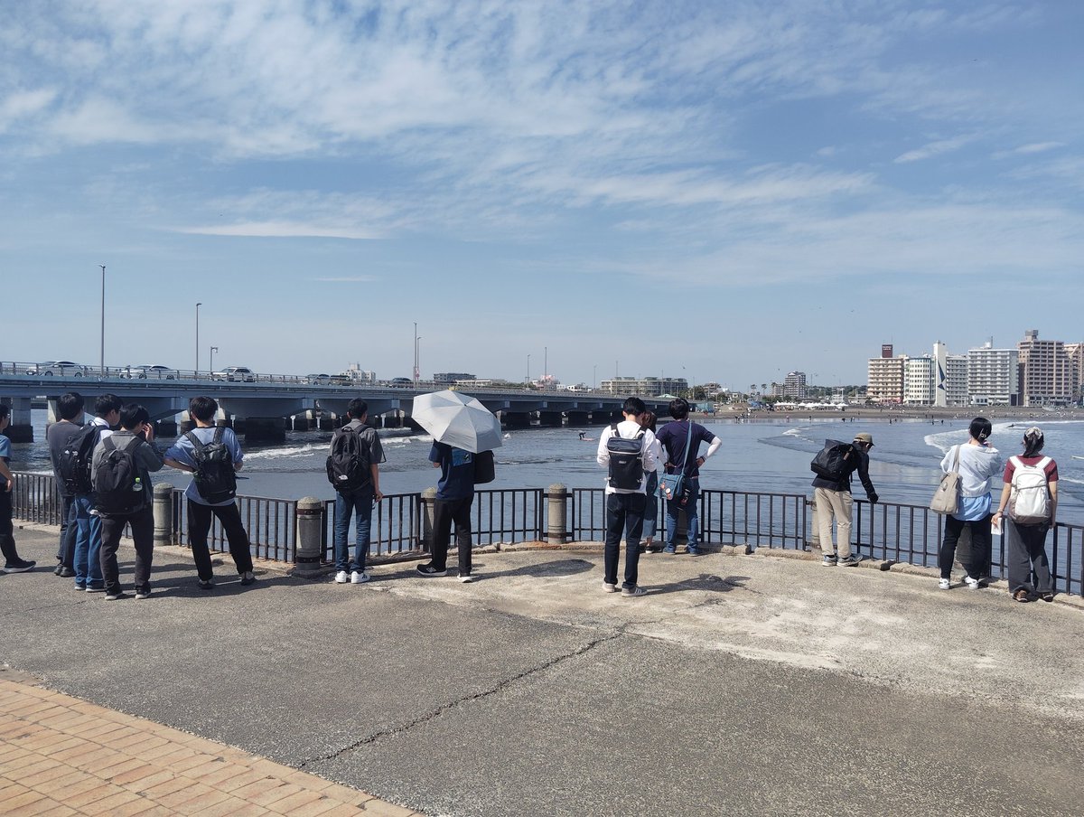 Geoken_TMU_n's tweet photo. 昨日は江の島巡検を実施しました！
観光地として有名なこの島の成り立ちや、トンボロ、海食洞や波食棚🌊など、代表的な地形を一通り見ることができ、自然地理的に学びの多い巡検となりましたし、オリンピックを機に整備されたマリーナとしての様子も見られました！🚤
暑い中お疲れ様でした！☀ https://t.co/z1ERGIQUgS