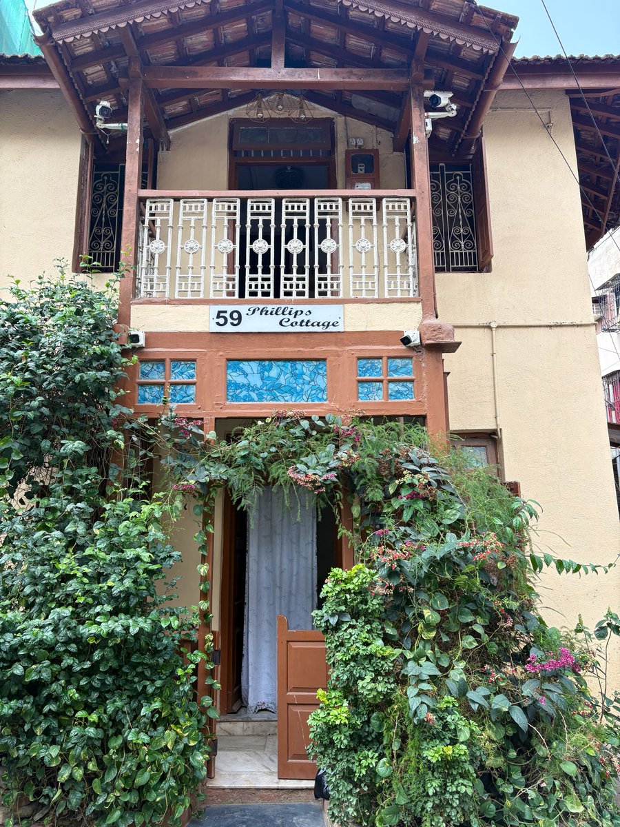 Married_Coffee's tweet image. Vintage #Bandra 💙 and their low profile lifestyle and grandest home and changing skyline around them , they continue to live peacefully 🧿