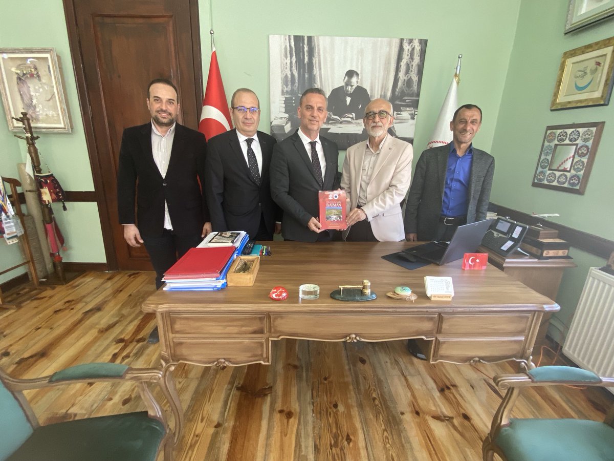 burbatilder's tweet photo. Bursa Kültür ve Turizm il Müdürü Sayın Kamil Özer‘i makamında ziyaret ettik ilgi ve alakalarından dolayı kendilerine teşekkür eder başarılar dileriz.⁦ https://t.co/3GG1ueAI3c