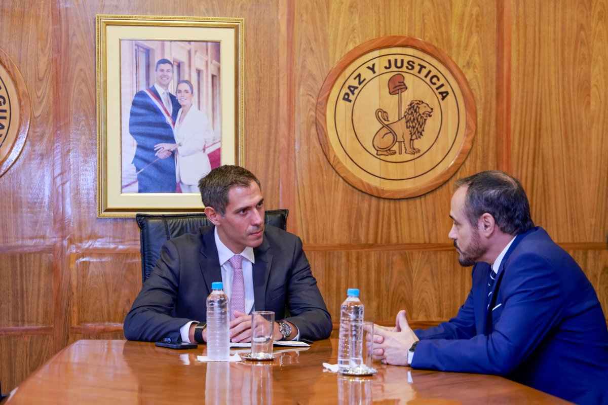 MIC_PY's tweet image. #MIC | El ministro @mriquelme1 recibió al embajador de Marruecos para fortalecer el comercio bilateral 🇵🇾🤝🇲🇦 

 En el encuentro se destacó el interés marroquí en ampliar importaciones de carne paraguaya, abriendo nuevas oportunidades.

#GobiernoDelParaguay