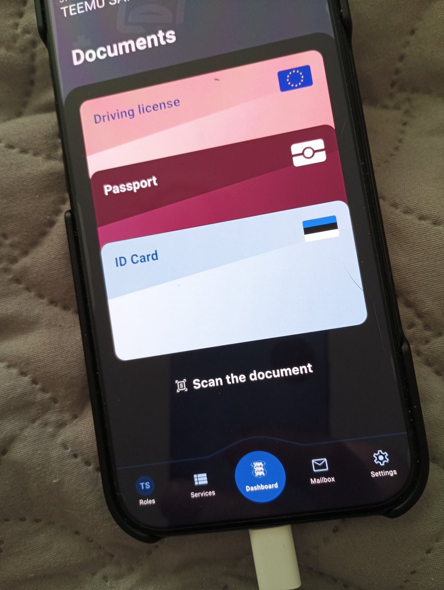 Virossa on nykyään hyvä kun henkkarit kulkee digimuodossa puhelimessa mukana.