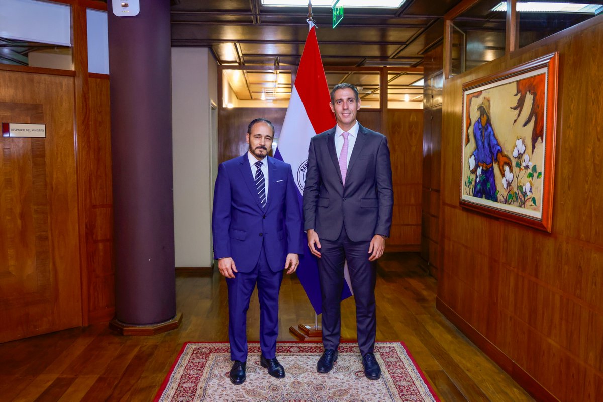 MIC_PY's tweet image. #MIC | El ministro @mriquelme1 recibió al embajador de Marruecos para fortalecer el comercio bilateral 🇵🇾🤝🇲🇦 

 En el encuentro se destacó el interés marroquí en ampliar importaciones de carne paraguaya, abriendo nuevas oportunidades.

#GobiernoDelParaguay