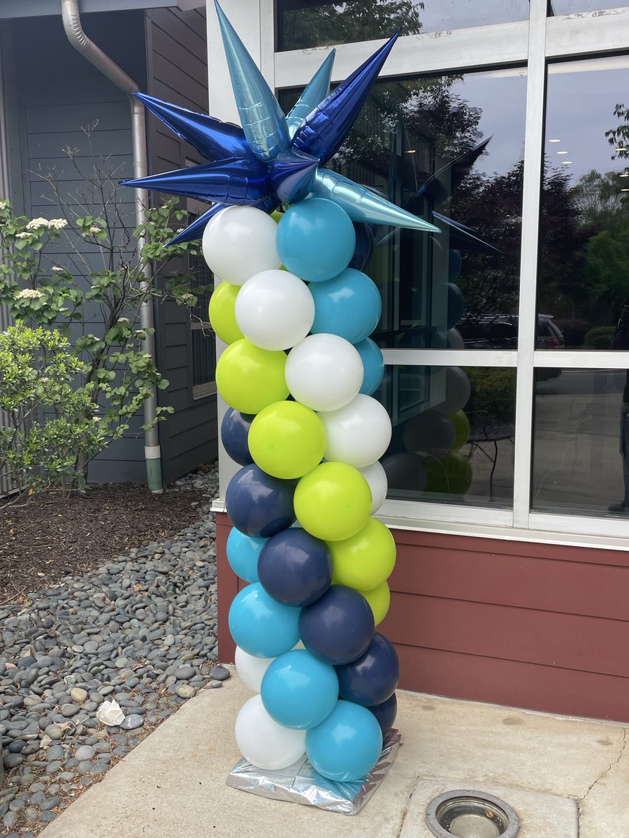 CateredCakes's tweet image. Had the pleasure of creating a sheet cake and 100+ mini cupcakes (not pictured) for the @howard_school celebrating 75 years this weekend. Lan was a pleasure to work with as we prepared for this special occasion. Thank you! #cake #cupcakes #bakerman #atl #cateredcakes