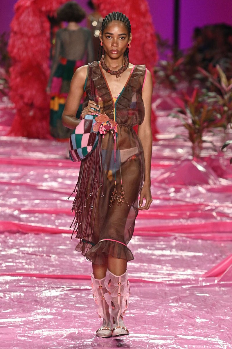 kendam_com's tweet image. Isabela Capeto Spring Summer 2027 collection fashion show at Rio Fashion Week (April 18, 2026) kendam.com/news/fashion-s…

#IsabelaCapeto #SS27 #Runway #FashionWeek #Rio #Kendam