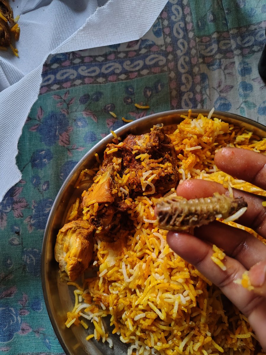 INDRAJE25025679's tweet image. #zomato Aaj maine aapke restaurant se biryani order ki thi, lekin uski quality kaafi kharab thi. Taste theek nahi tha aur lag raha tha ki fresh bhi nahi hai.
Request hai ki ya toh iska replacement diya jaye ya refund
Please is matter ko jaldi resolve karein.