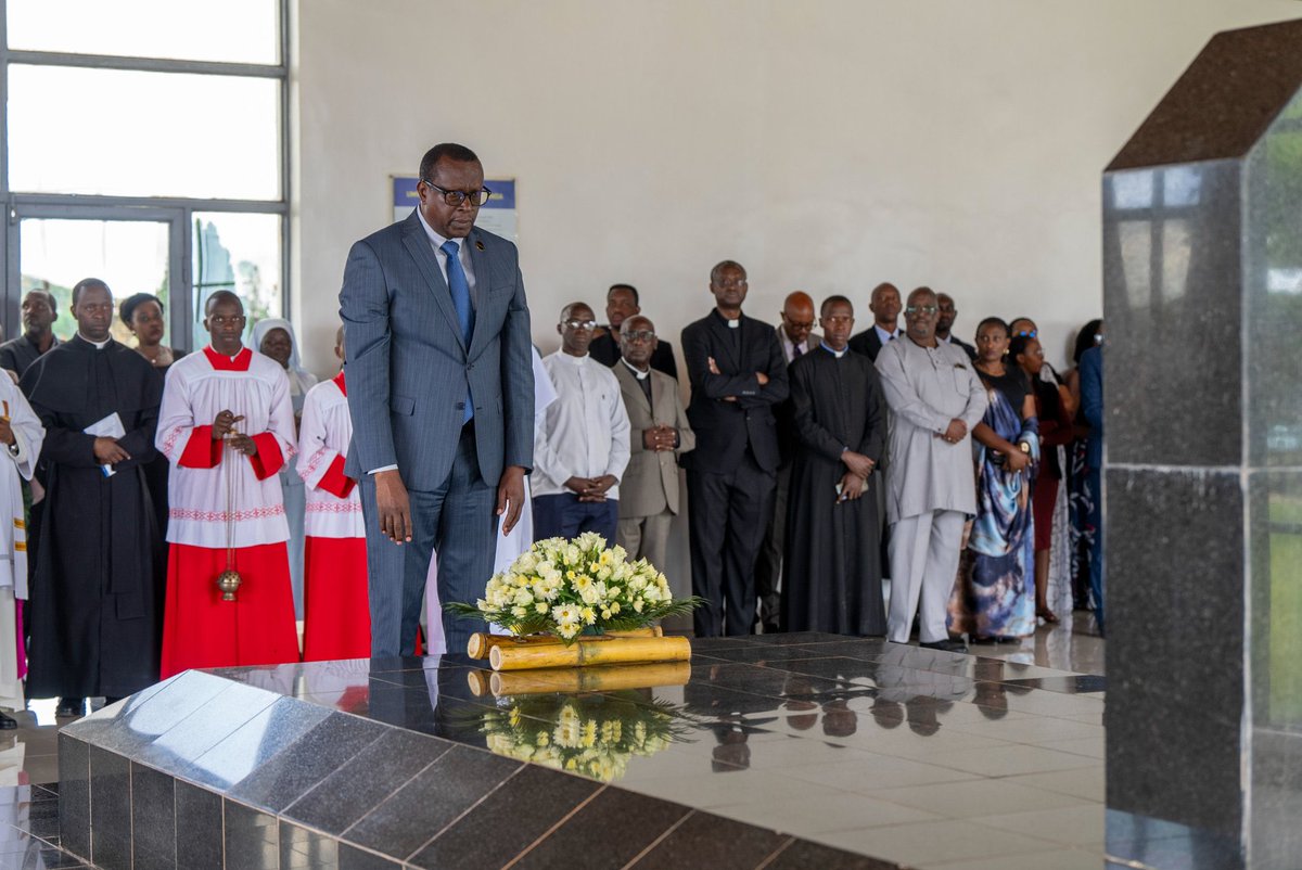 RwandaSouth's tweet photo. Nyuma ya Misa yo kwibuka Umwamikazi Rosalie Gicanda, umuryango we, inshuti n’abayobozi batandukanye bakomereje aho atabarije i Mwima @NyanzaDistrict, bashyira indabo ku musezero aho aruhukiye ndetse bahavugira n’isengesho. 

#Kwibuka32 https://t.co/yEO94rj28g