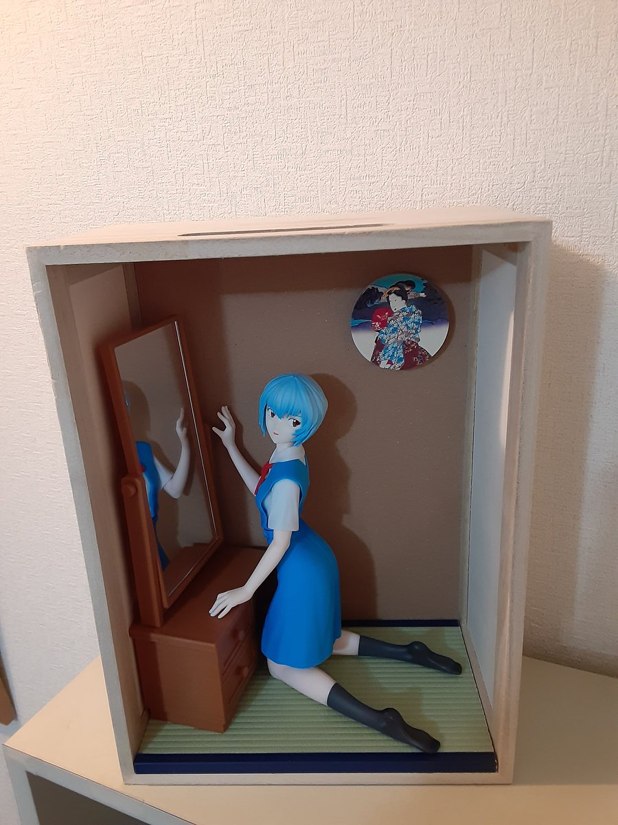 こないだゲーセンで獲ったアヤナミをなんか箱的に飾りたかったので、またダイソーで色々買うてきた。
作業時間１時間で完成や！
まぁそもそもこんなの飾るスペースなんてもう無いけどな！
#DAISO #ダイソー #ヱヴァンゲリヲン #綾波レイ