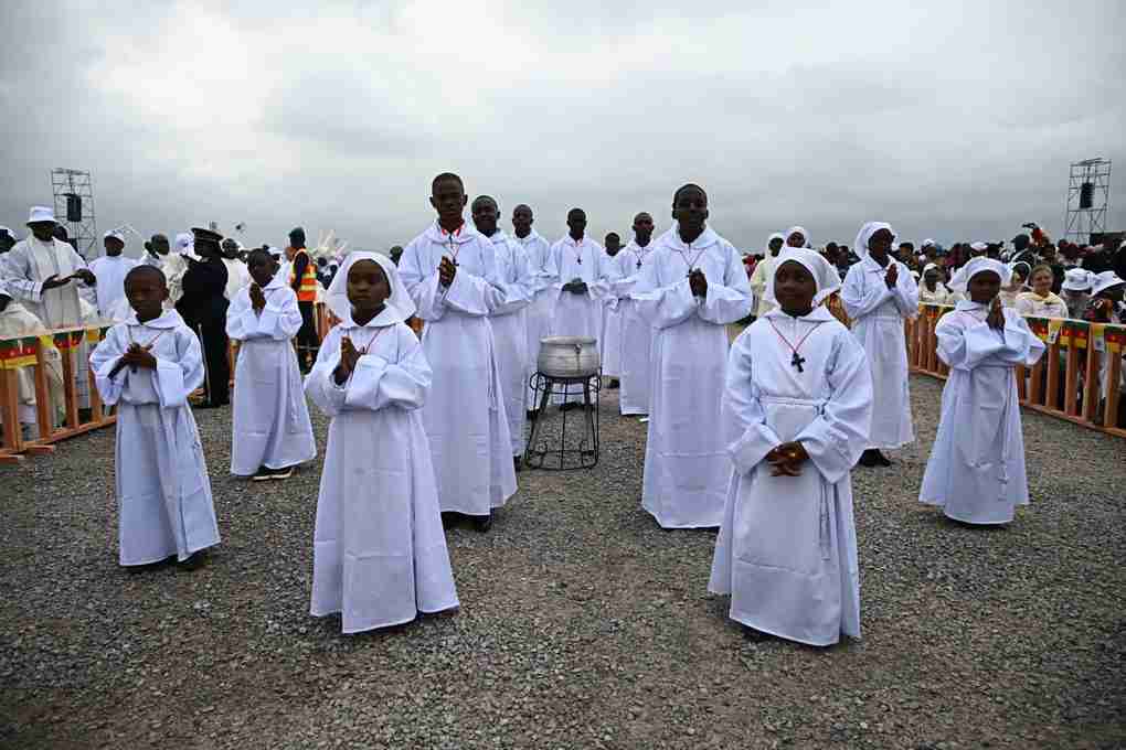 thandojo's tweet image. Yaoundé, #Cameroon
Waiting for the arrival of Pope Leo XIV for a mass at Yaoundé-Ville airport during the pontiff’s apostolic visit to Cameroon