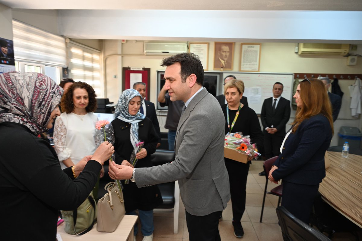 Aydin_MEM's tweet photo. 🇹🇷 İl Milli Eğitim Müdürümüz Sn. Mehmet YİĞİT, Mustafa Kiriş Ortaokulunda düzenlenen Bayrak Töreni'ne katıldı.

🇹🇷 Bayraklarımız eşliğinde öğrenci ve öğretmenlerimizle birlikte milli birlik ve beraberliğimizin ön plana çıktığı törenin akabinde öğretmenlerimizle sohbet eden Müdürümüz, birbirine kenetlenen Aziz Milletimizin karşısında durabilecek hiçbir gücün bulunmadığı, her türlü zorluğa birlikte göğüs germenin önemi vurgusuyla ziyaretini tamamladı.

#EgitimleTekYürek 🇹🇷

@tcmeb
@Yusuf__Tekin 
@mehmetyigitmem