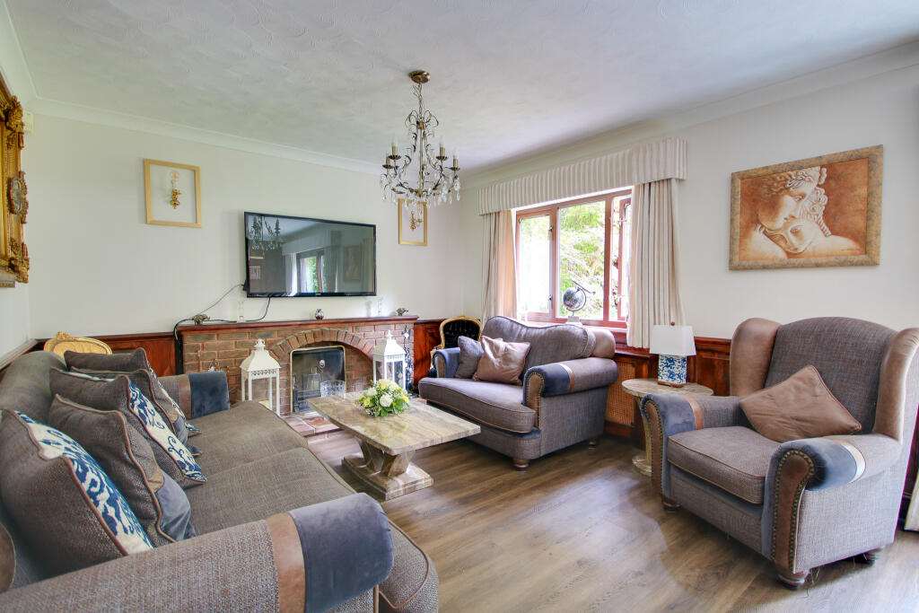 FieldPalmer's tweet image. Beautifully presented is this three bedroom detached family #home set in quiet leafy cul-de-sac in #Thornhill #Southampton. 

🏠Info- fieldpalmer.com/properties/tho…

📲Call Field Palmer Bitterne 023 8042 2600
