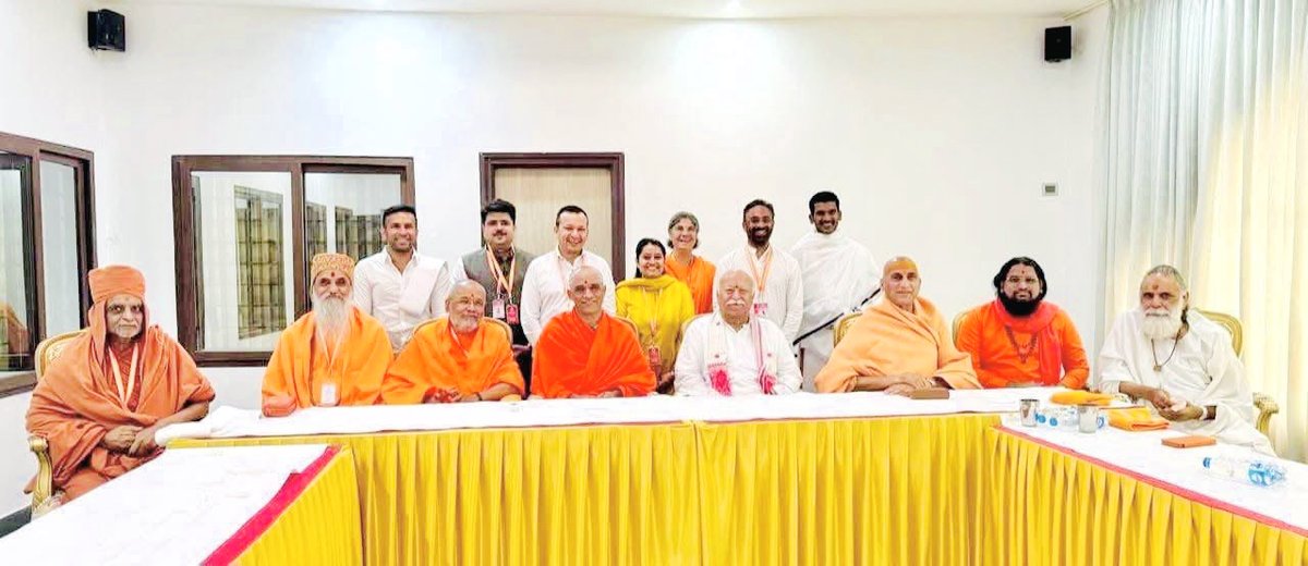 PranamiTv's tweet photo. हिन्दू धर्म आचार्य सभा (अप्रेल २०२६) बेंगलूरु।
@AcharyaSabha https://t.co/8lpKEGmLUW