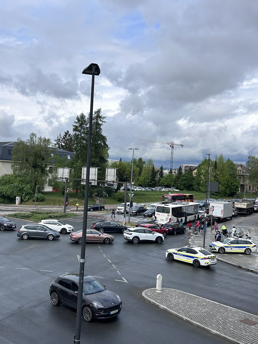 petrasovdat's tweet image. Očitno, ker pretočnost križišča ju glih ne skrbi much 🙃 #clusterfuck