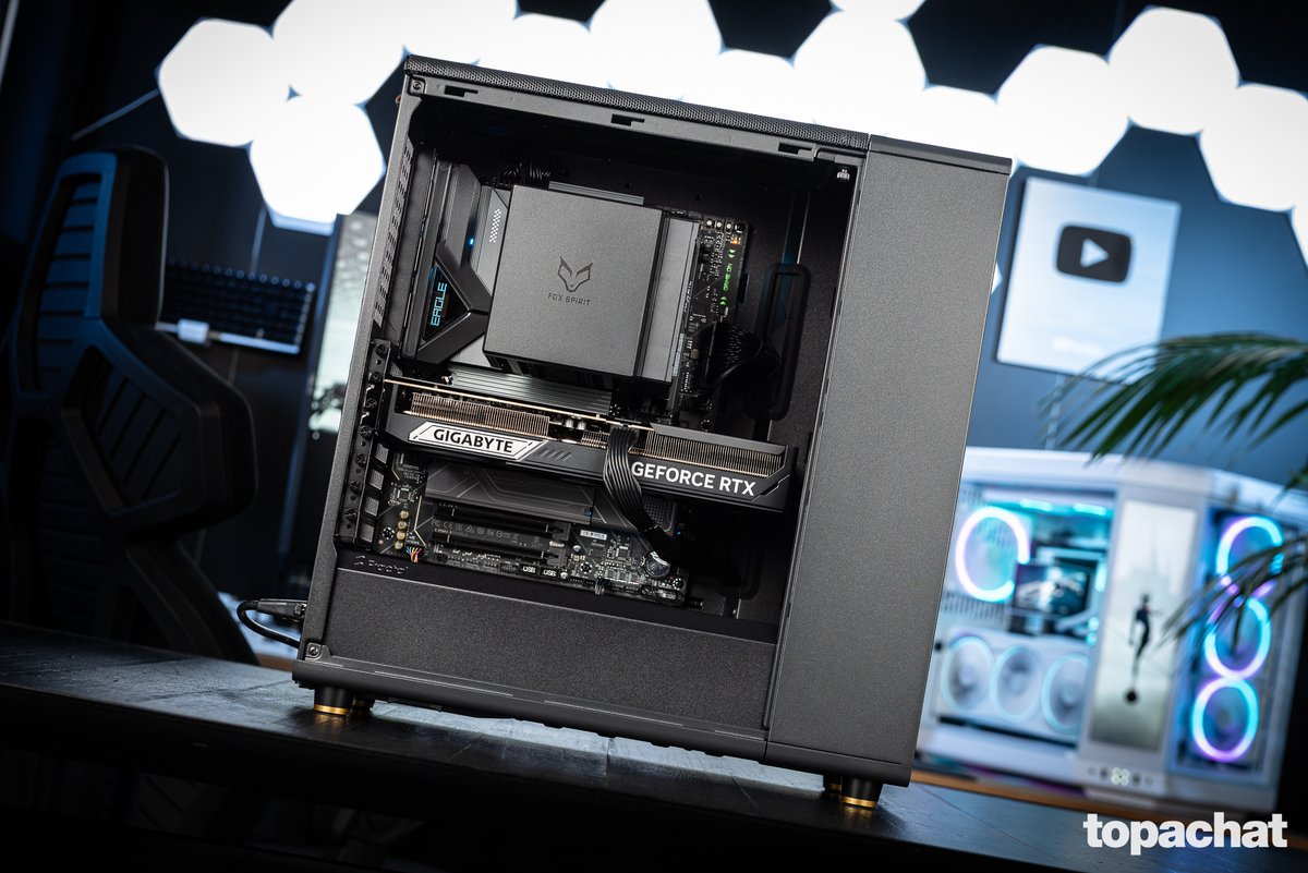 TopAchat's tweet photo. 🎁 #27AnsTopAchat 
Totale sobriété pour le costaud PC Gamer OURANOS à gagner dans le Setup 4 ! 

https://t.co/yhSPsR5s6V

Participe ici :
https://t.co/OYsL3nlI98 https://t.co/UYNTRMS845