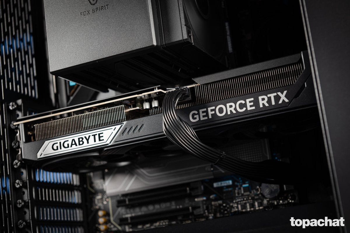 TopAchat's tweet photo. 🎁 #27AnsTopAchat 
Totale sobriété pour le costaud PC Gamer OURANOS à gagner dans le Setup 4 ! 

https://t.co/yhSPsR5s6V

Participe ici :
https://t.co/OYsL3nlI98 https://t.co/UYNTRMS845