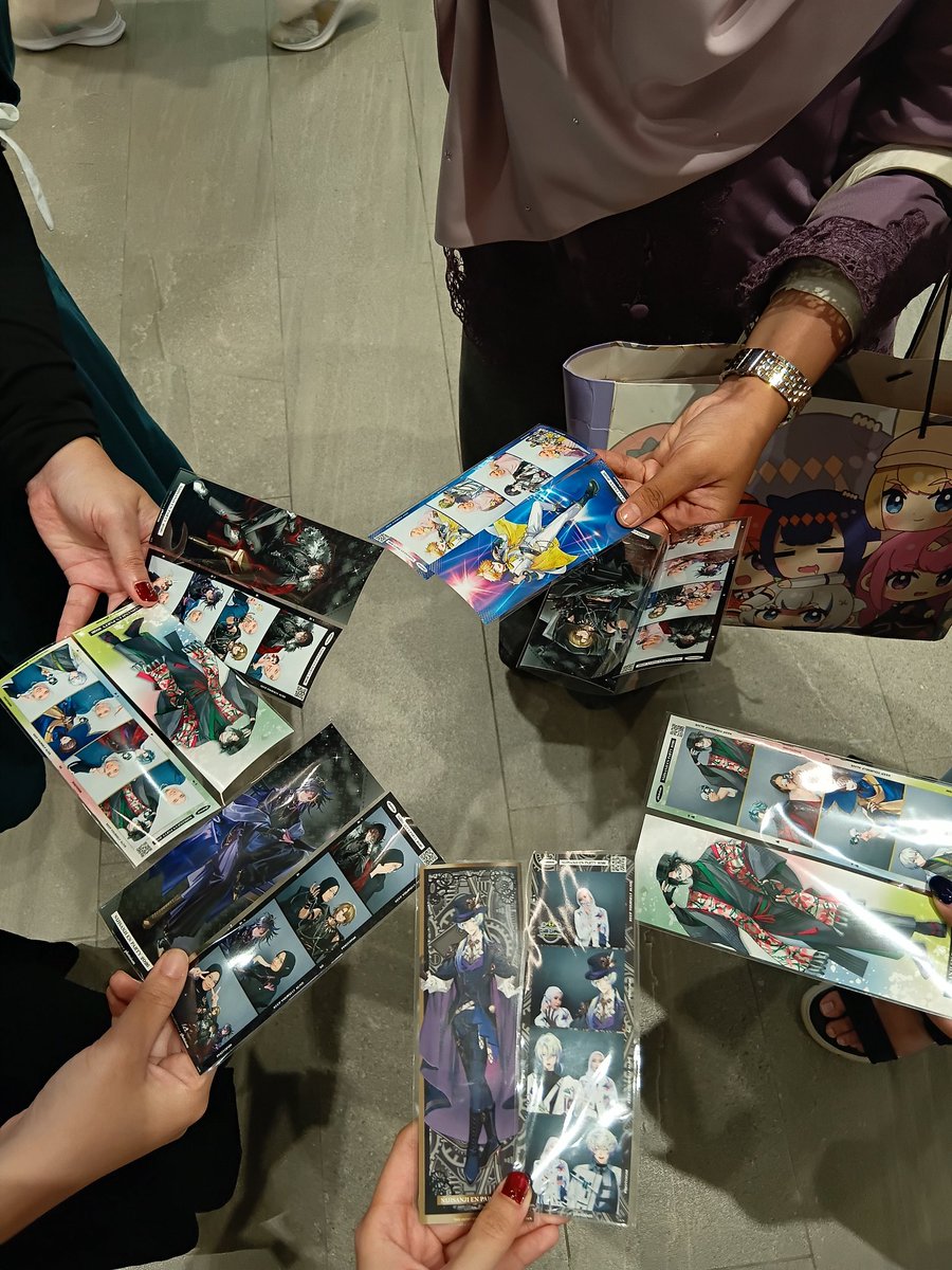 GalaxyCaca_99's tweet photo. First time taking a pic at a photobooth... it was chaotic and confusing af
#CLAWSPLAY

(rasa gedik gila nak matey) https://t.co/NaNv8fCOFM