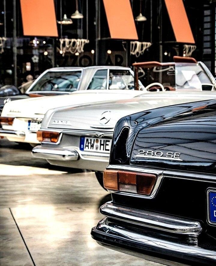 Retromania4ever's tweet image. 🇩🇪 A lineup of #vintage #Mercedes-Benz automobiles, including a 280 SE coupe and a W113 "Pagoda" SL.