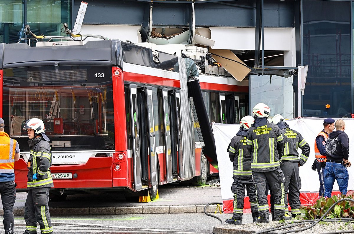 ShanghaiEye's tweet image. URGENT: A trolleybus veered off the road and crashed into a supermarket in #Salzburg, #Austria on Monday, leaving one person killed and seven others injured, including two seriously, according to local media reports.